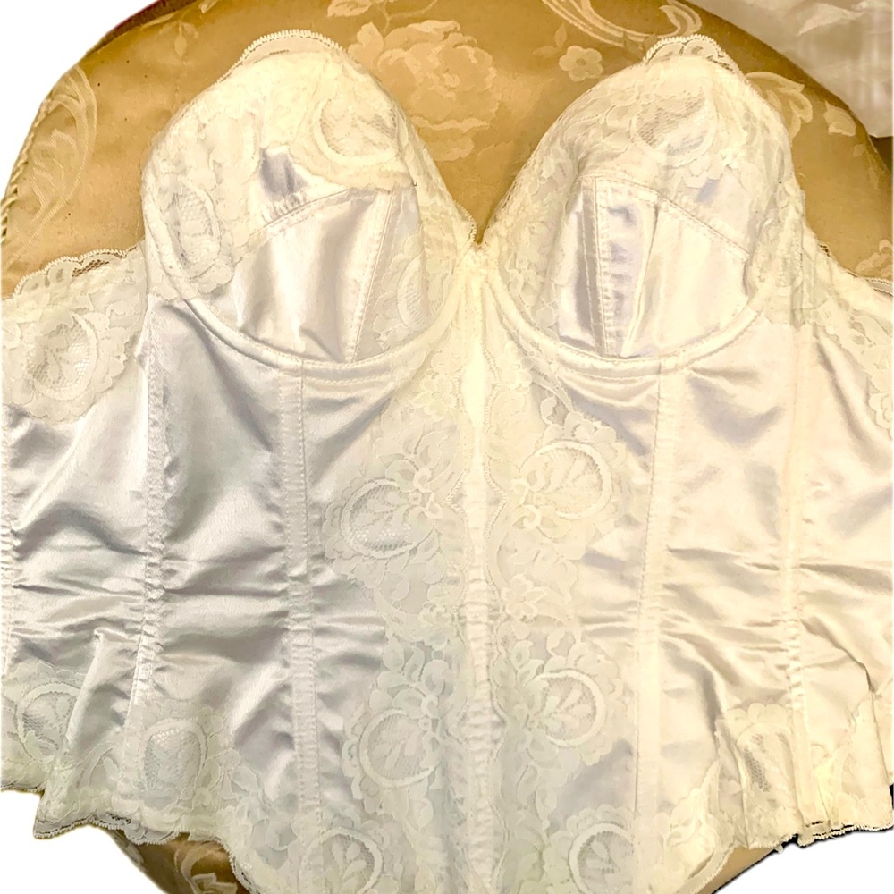 Trashy Lingerie, Los Angeles. White Lace. Handmade for 32B Excellent Condition!